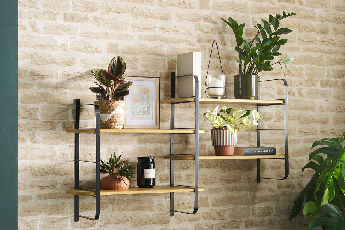 Estantera de pared de madera maciza de mango y metal negro 122 cm AKINA