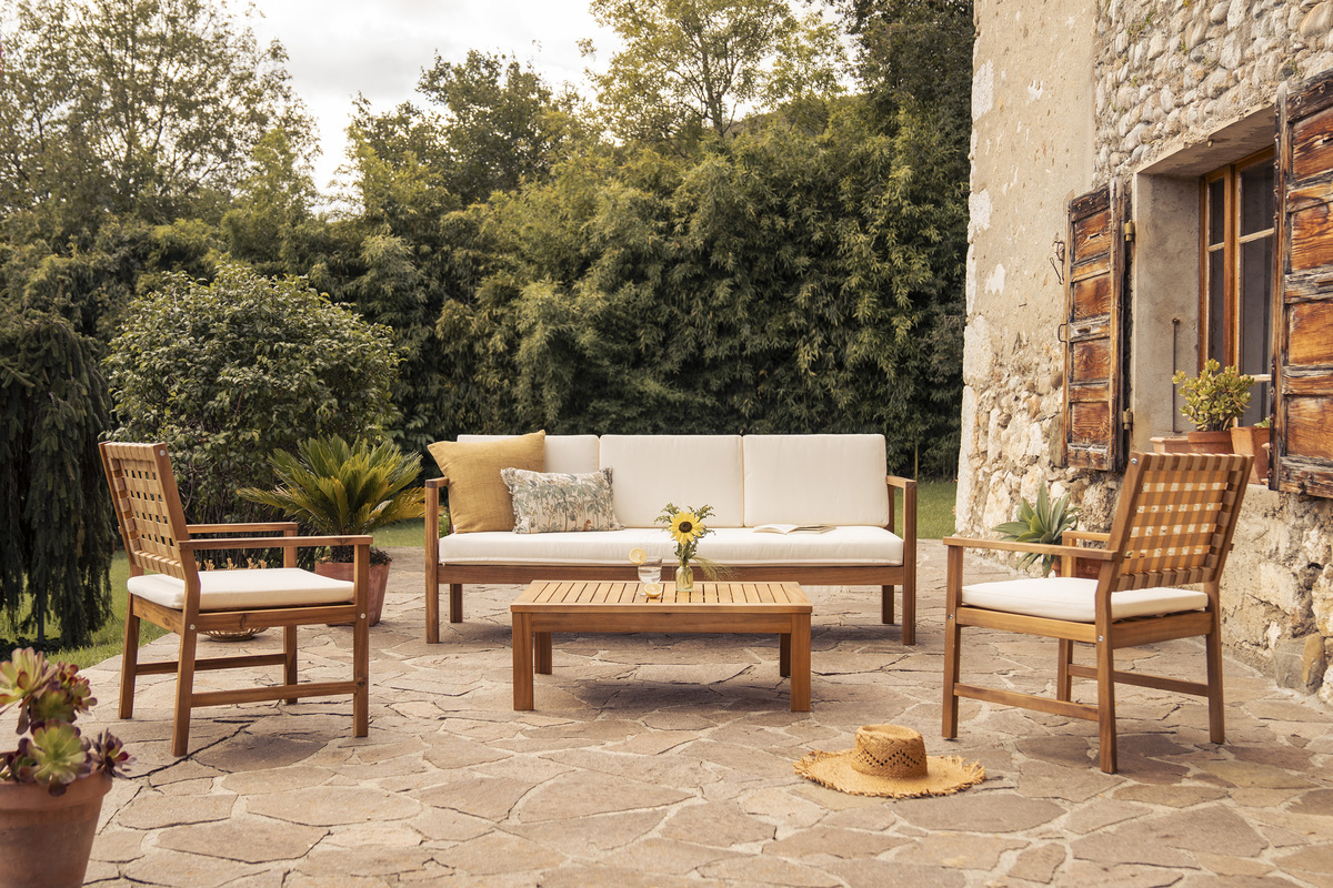 Set de 2 sillones de jardn de madera maciza con cojn blanco y cinchas beige SANTANA