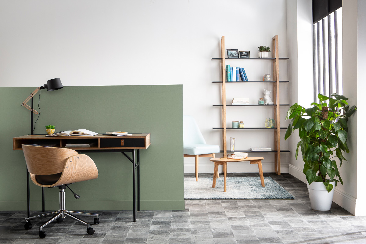 Silla de escritorio negro y madera clara con ruedas BENT