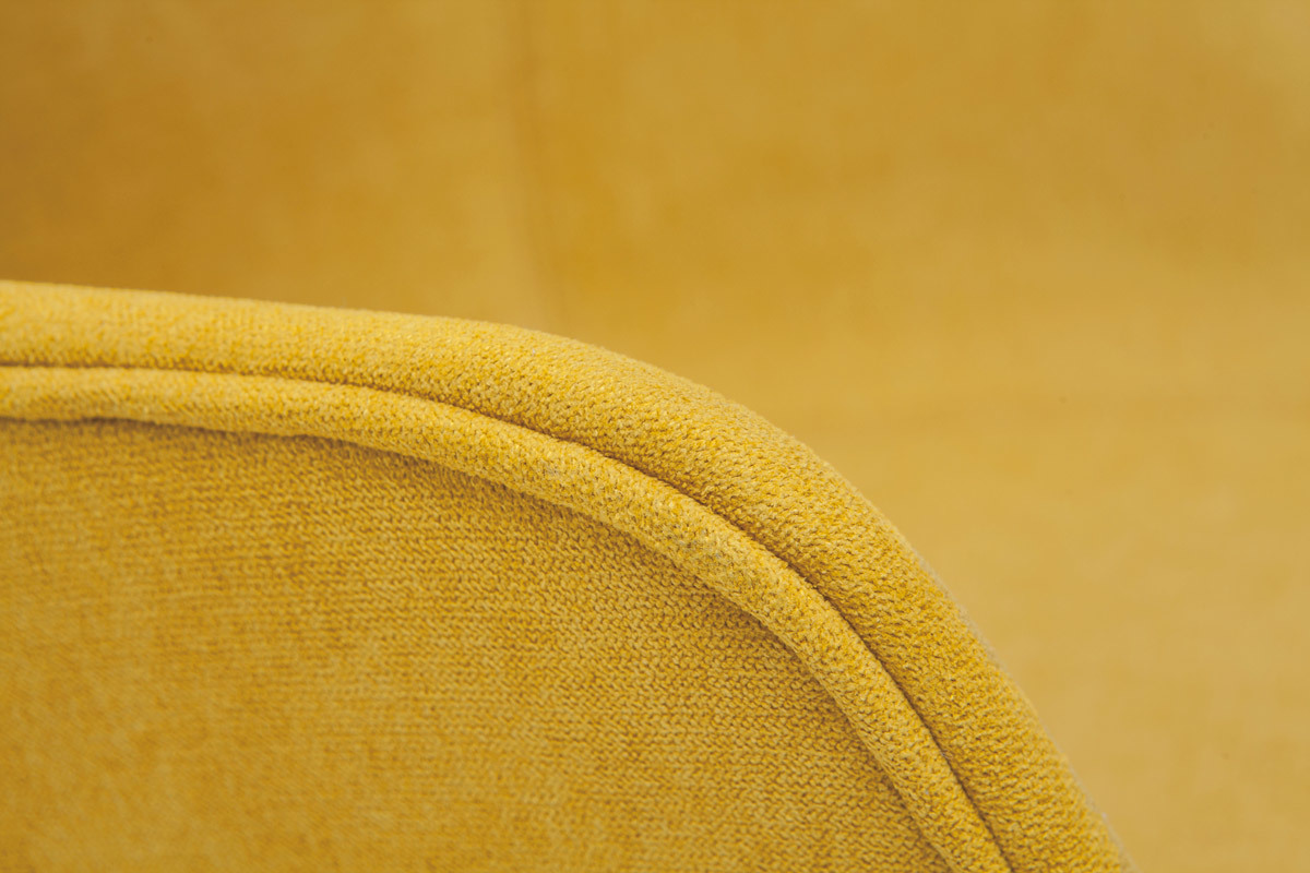 Silla moderna tejido efecto terciopelo amarillo mostaza y madera AARON